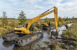 Pelle amphibie Caterpillar 320DL 2026, vue de côté