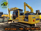 Escavadora de rastos Komatsu PC220-8 2022, vista traseira em três quartos