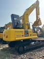 Гусеничный экскаватор 2024 Komatsu PC220-8, вид сзади под углом