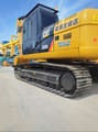 Caterpillar 320D2 graafmachine uit 2023, zijaanzicht cabine en rupsbanden