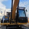 Gąsienicowa koparka Caterpillar 320D z 2020 r., widok z tyłu z boku na kabinę i wysięgnik