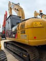 2025 Caterpillar 320D2 гусеничный экскаватор, вид сзади под углом