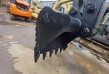 Dettaglio benna di escavatore cingolato Caterpillar 320D2 del 2020