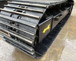 Dettaglio cingoli di escavatore cingolato Caterpillar 320D del 2016
