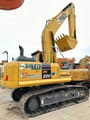 Escavatore cingolato Komatsu PC200-8 del 2022, vista posteriore tre quarti