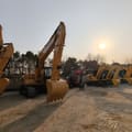 2022 Caterpillar 320CL гусеничный экскаватор, вид спереди под углом