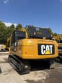 Caterpillar KAT320D graafmachine uit 2024, achteraanzicht driekwart