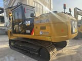2022 Caterpillar 320D2 paletli ekskavatör, arka üç çeyrek görünüm