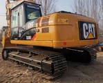 2020 Caterpillar 320D Raupenbagger, Ansicht von hinten-dreiviertel