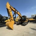Pelle sur chenilles Caterpillar 320D2 de 2016, vue avant trois-quarts