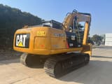 2023 Caterpillar 320D2 Raupenbagger, Ansicht von hinten dreiviertel
