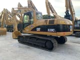 Escavatore cingolato Caterpillar 320CL del 2020, vista posteriore a tre quarti
