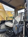 Wnętrze koparki gąsienicowej Caterpillar 320D z 2019 roku