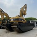 Excavator amfibiu 2022 Caterpillar 320CL, vedere spate trei sferturi