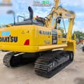 2022 Komatsu PC200-8 paletli ekskavatör, arka üç çeyrek görünüm