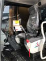 Widok wnętrza kabiny koparki gąsienicowej Komatsu PC220-8 z 2015 roku
