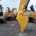 Escavatore cingolato Caterpillar 320D del 2020, primo piano di benna e braccio