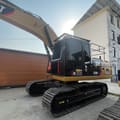 Escavatore cingolato Caterpillar 320D2L del 2023, vista anteriore tre quarti