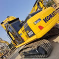Escavatore cingolato Komatsu PC200-8 del 2023, vista posteriore tre quarti