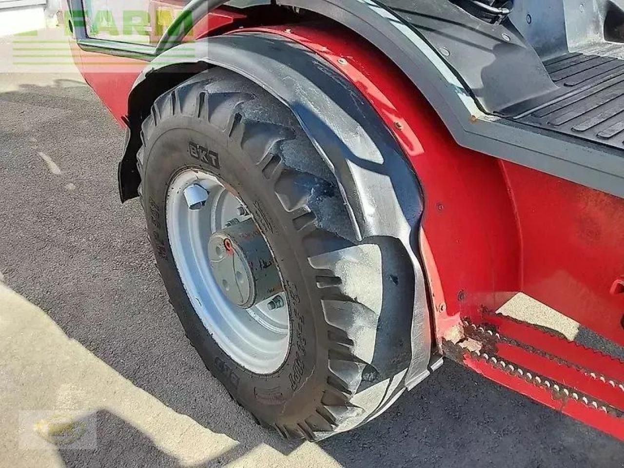 2013 Weidemann 4070 CX 100 mini excavator wheel and fender detail 2013 Weidemann 4070 CX 100 mini excavator wheel and fender detail