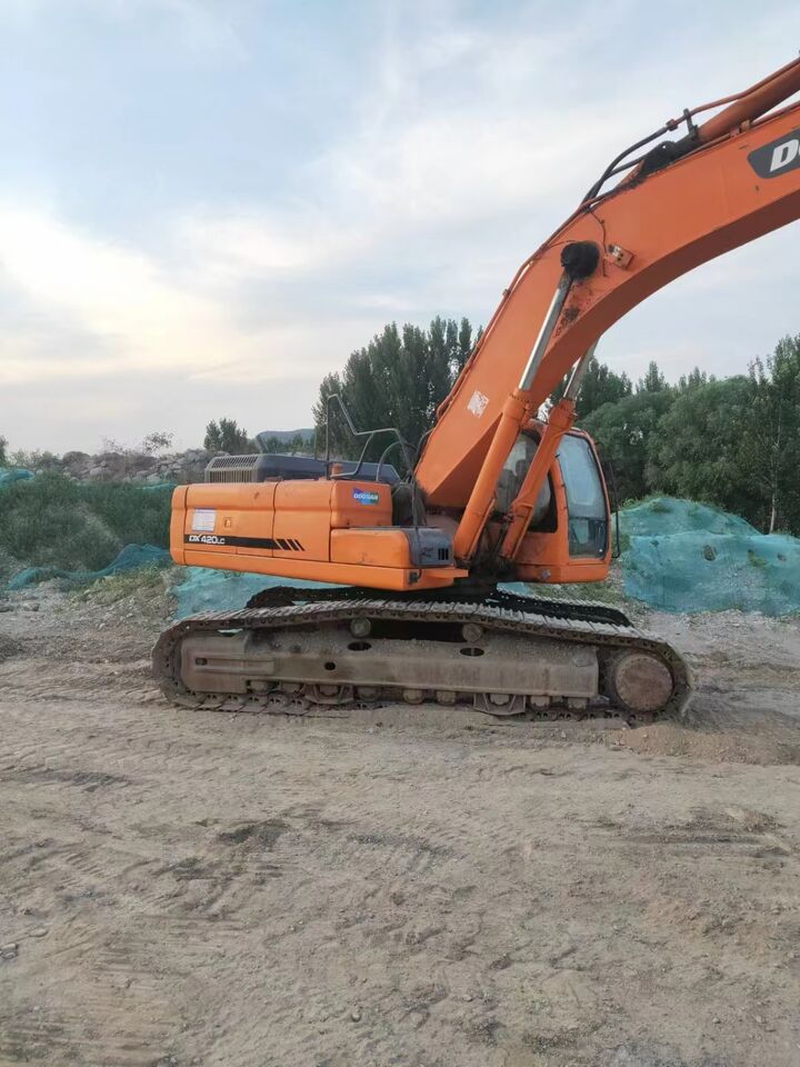2022 Doosan DX420LC crawler excavator side view 2022 Doosan DX420LC crawler excavator side view