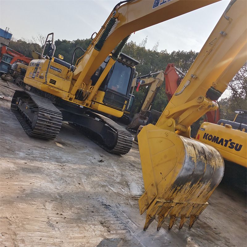 Koparka gąsienicowa 2023 Komatsu PC220-8, widok z przodu pod kątem