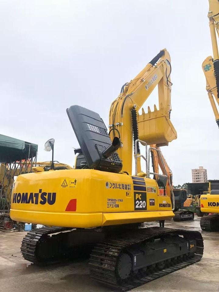 Escavadora de rastos Komatsu PC220-8 de 2015, vista traseira a três quartos