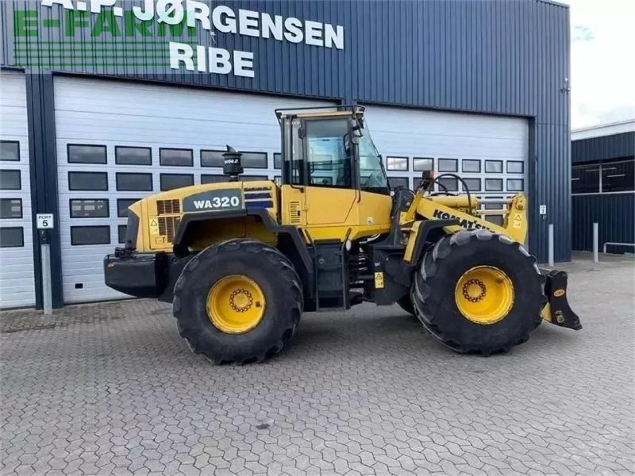 2007 Komatsu WA320-5 wheel loader, side view