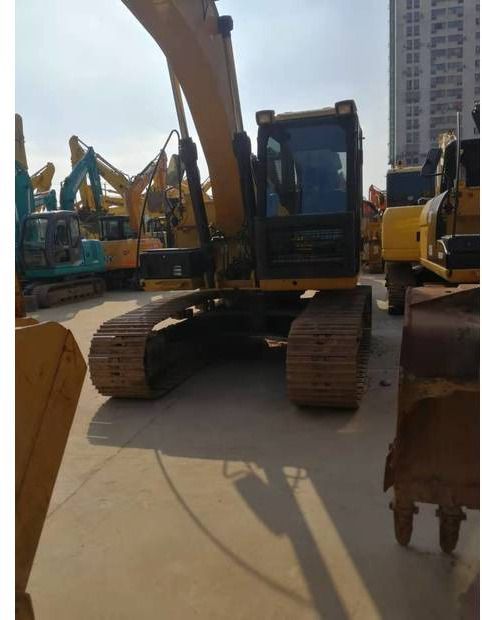 Koparka gąsienicowa 2018 Caterpillar 320D, widok z przodu pod kątem