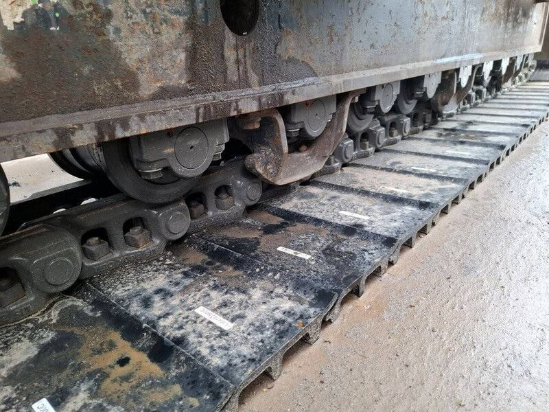 2017 Komatsu PC240LC-10 crawler excavator track detail
