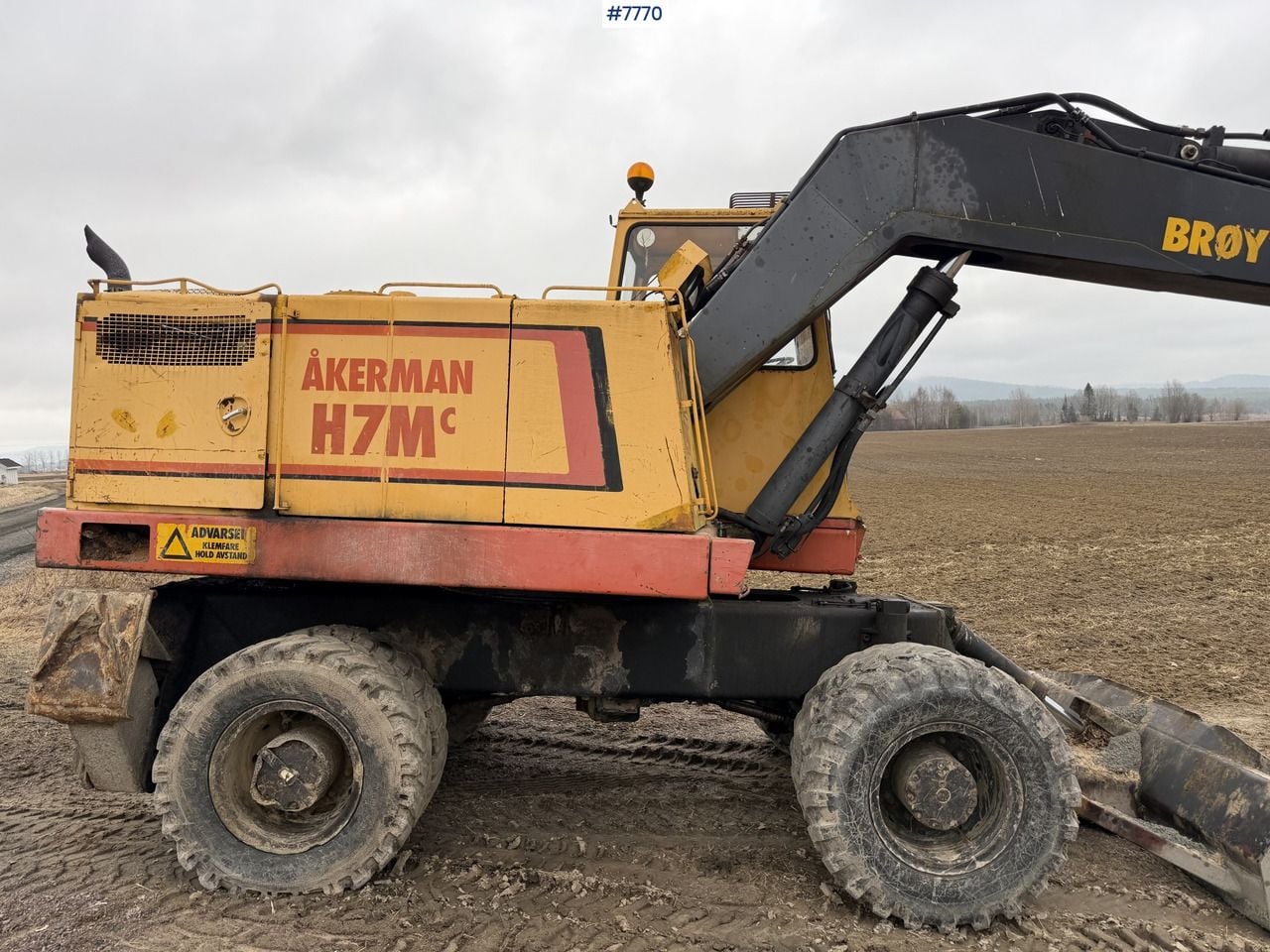 1986 Åkerman H7MC wheel excavator, side profile view