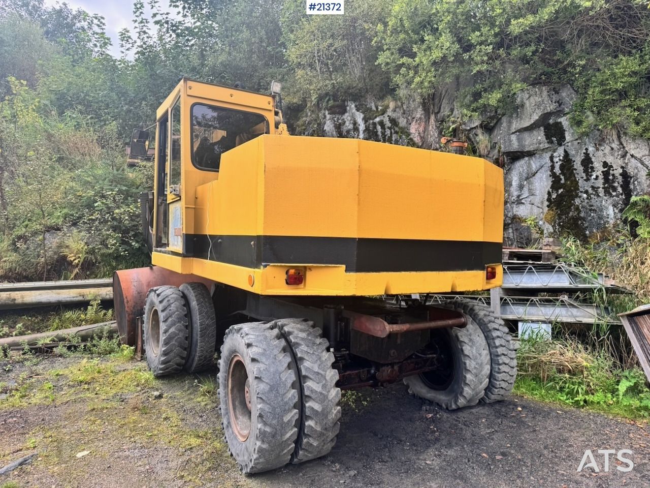 1994 Caterpillar 212B wheel excavator, rear three-quarter view 1994 Caterpillar 212B wheel excavator, rear three-quarter view