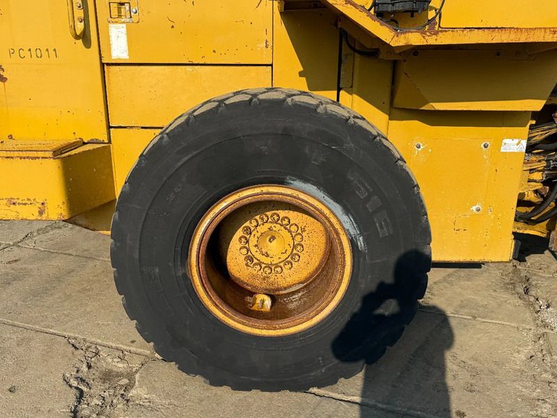 1995 Caterpillar 938F wheel excavator tire and wheel detail 1995 Caterpillar 938F wheel excavator tire and wheel detail