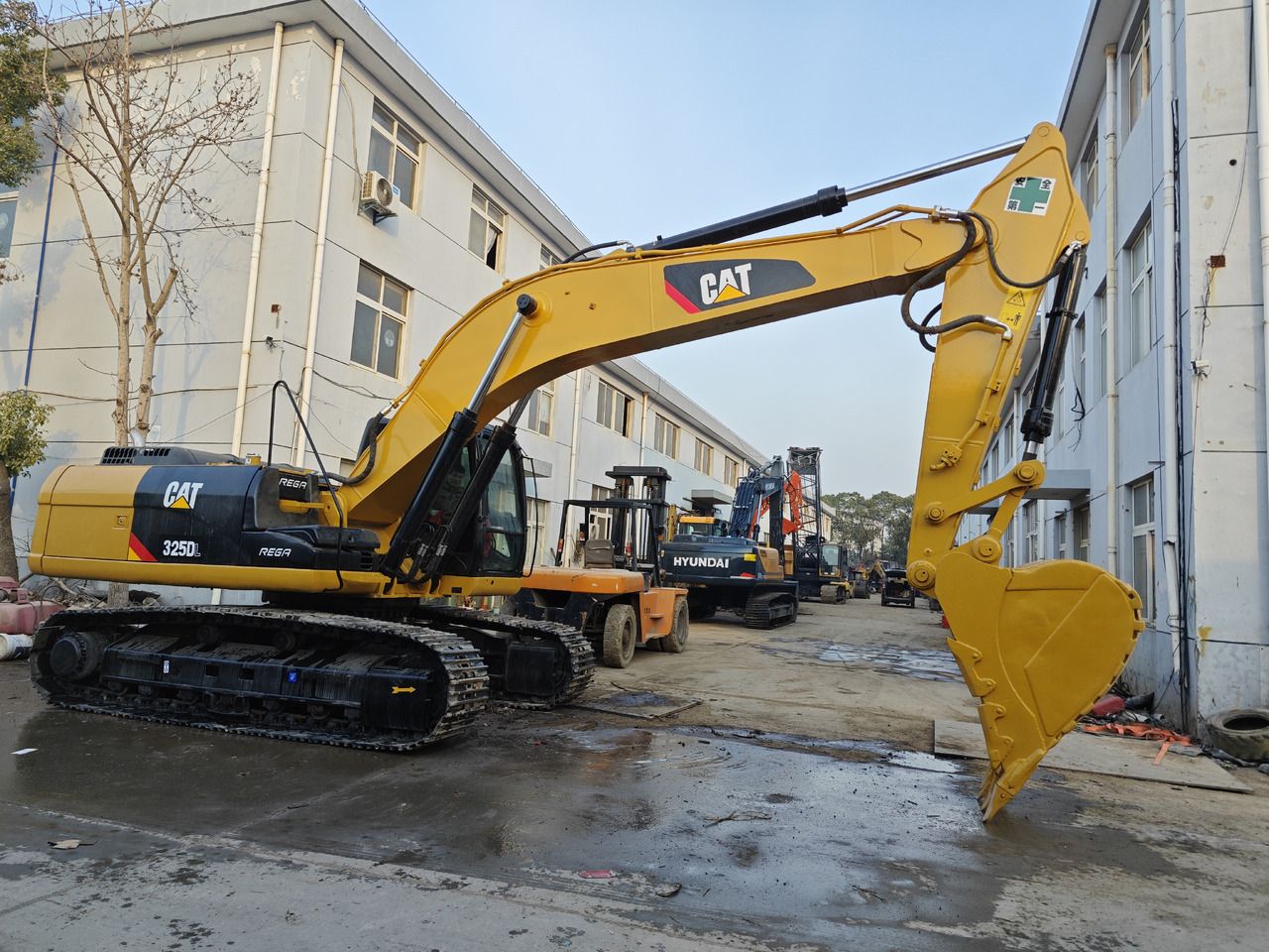 Caterpillar 325D crawler excavator side view