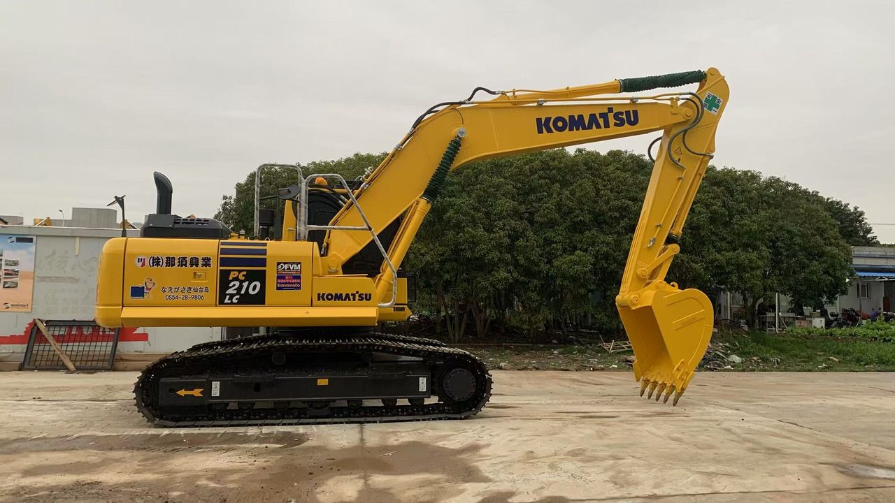 2021 Komatsu PC210LC crawler excavator side view 2021 Komatsu PC210LC crawler excavator side view