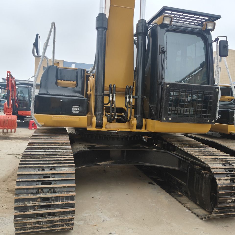 2020 Caterpillar 330D2L crawler excavator, front view 2020 Caterpillar 330D2L crawler excavator, front view
