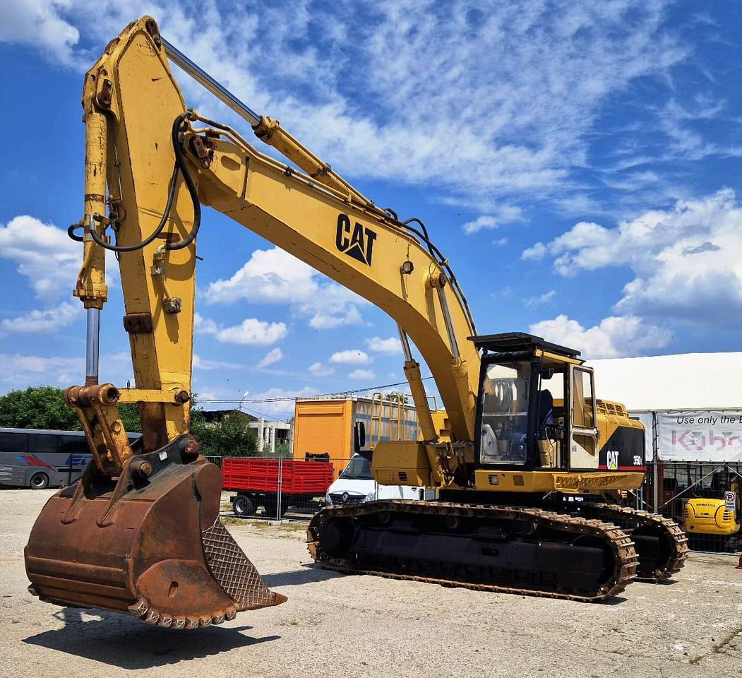 1995 Caterpillar 350L crawler excavator, side view