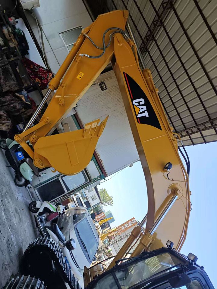 Escavadora de rastos Caterpillar 320CL de 2010, vista da lança e do balde