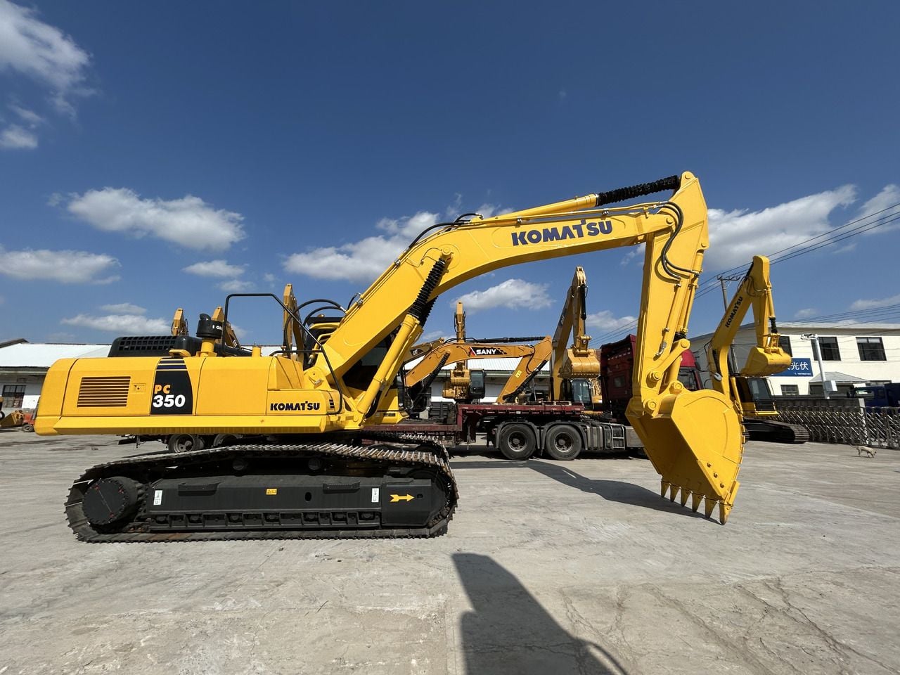 2021 Komatsu PC350LC-8 crawler excavator side view 2021 Komatsu PC350LC-8 crawler excavator side view