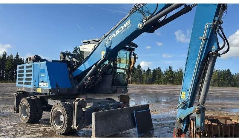 2017 Fuchs MHL320F material handler, side view