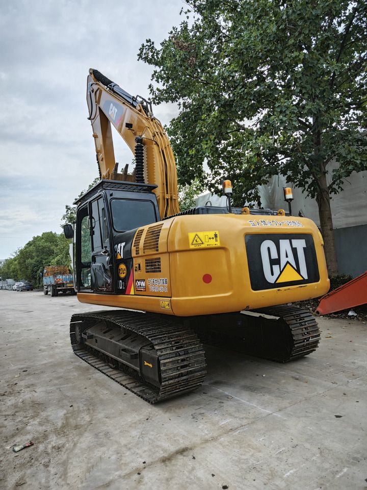Escavadora de rastos Caterpillar 320D2, vista traseira a três quartos