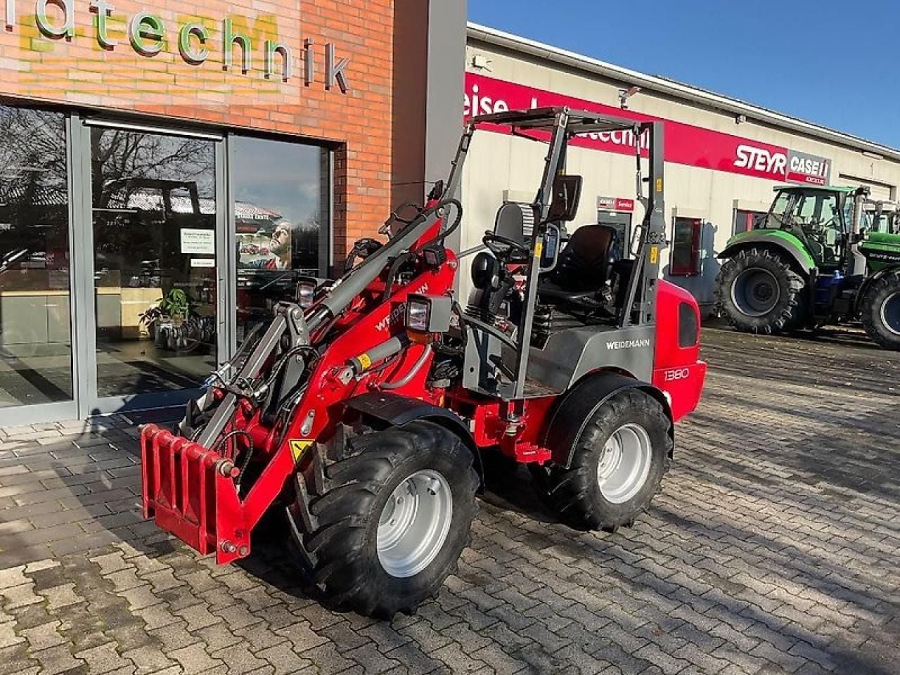 2020 Weidemann 1380 wheel loader, side view 2020 Weidemann 1380 wheel loader, side view