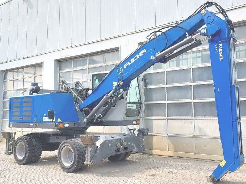 2016 Fuchs MHL320F material handler, side profile view