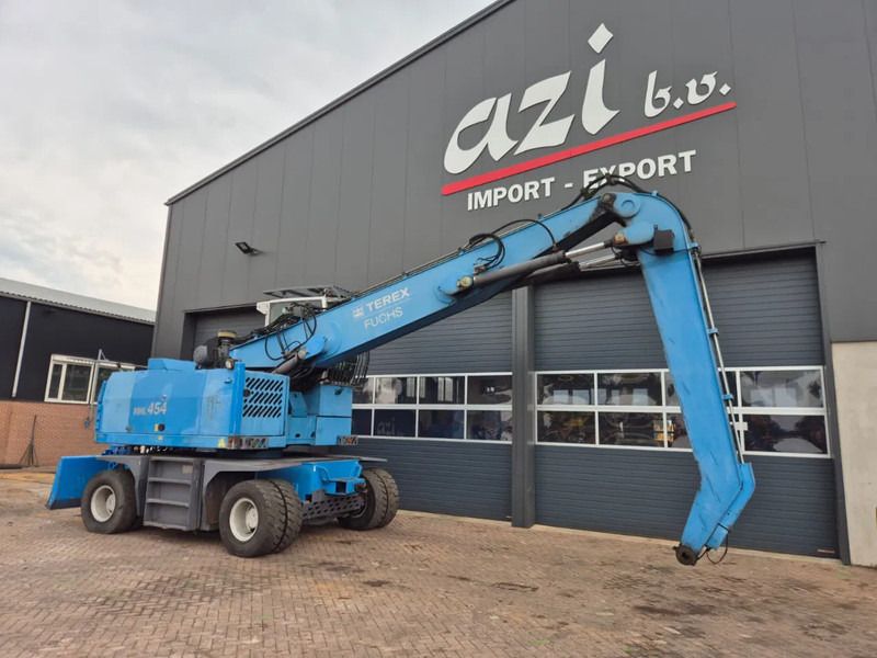 2010 Fuchs MHL454 material handler side view
