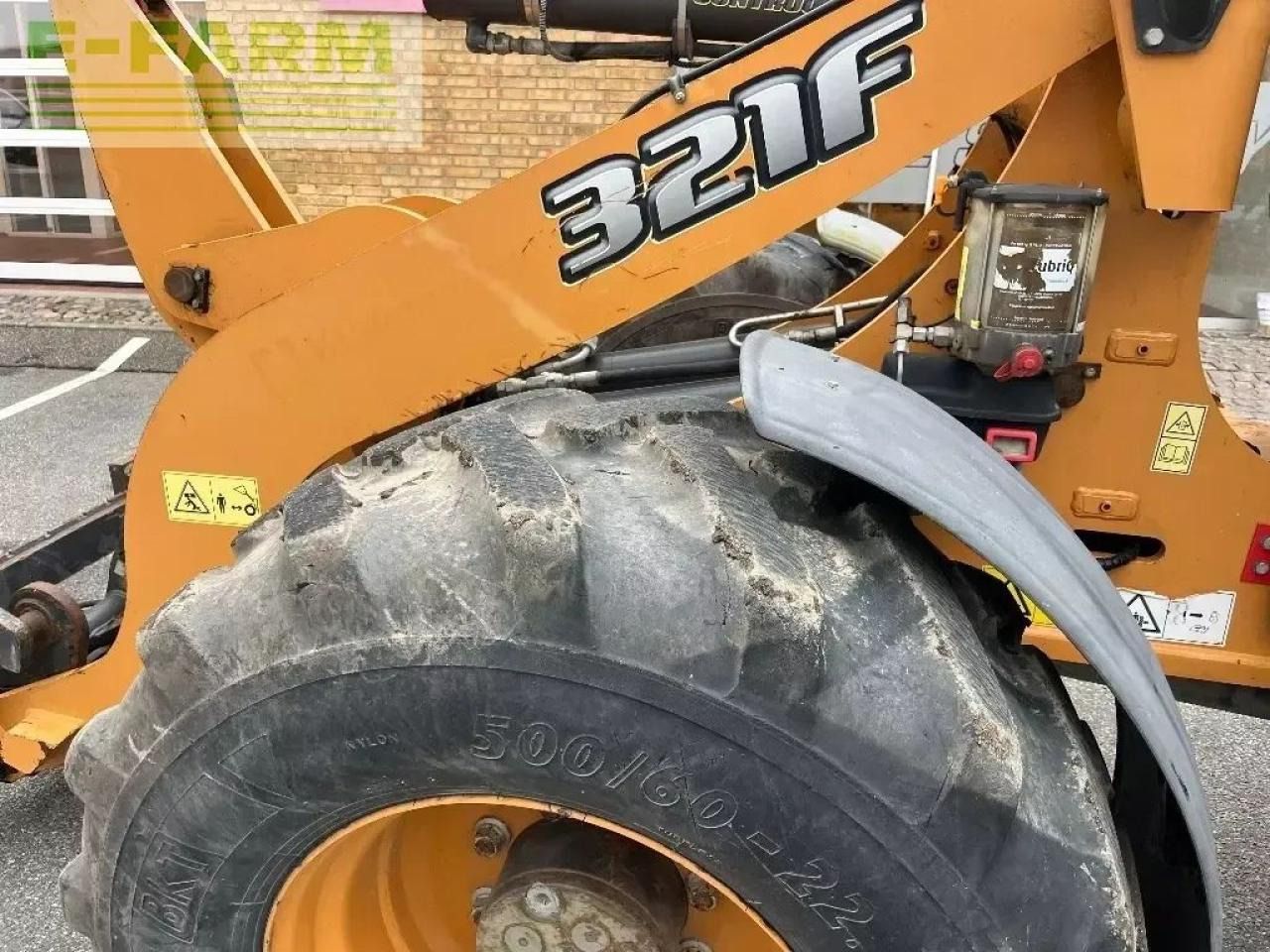 2016 CASE 321 F wheel loader side view detail