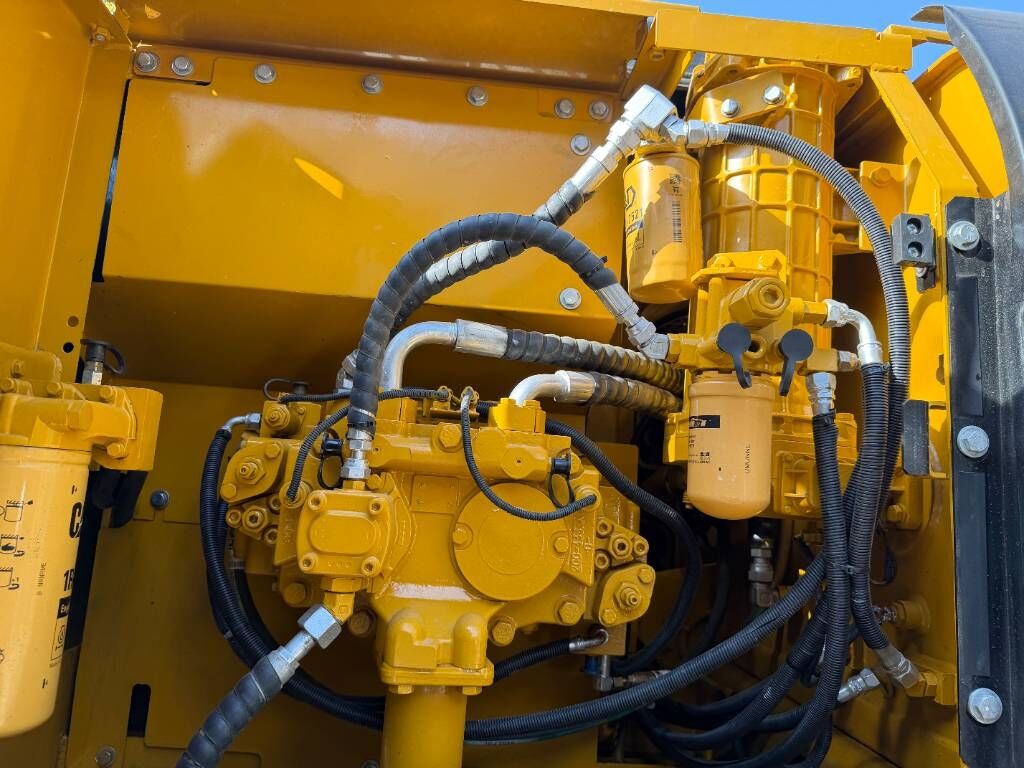 2023 Caterpillar 320D2 Raupenbagger Motorraum Detail