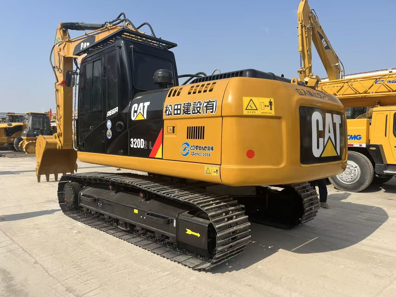 Caterpillar 320D2 L rupsgraafmachine uit 2023, achterste driekwart aanzicht