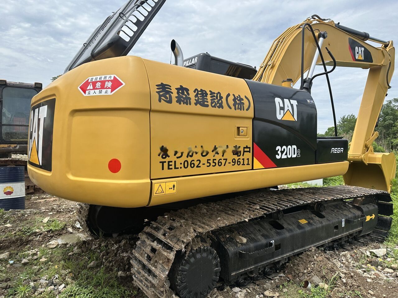 2021 Caterpillar 320D2 гусеничний екскаватор, задній тричвертний вигляд