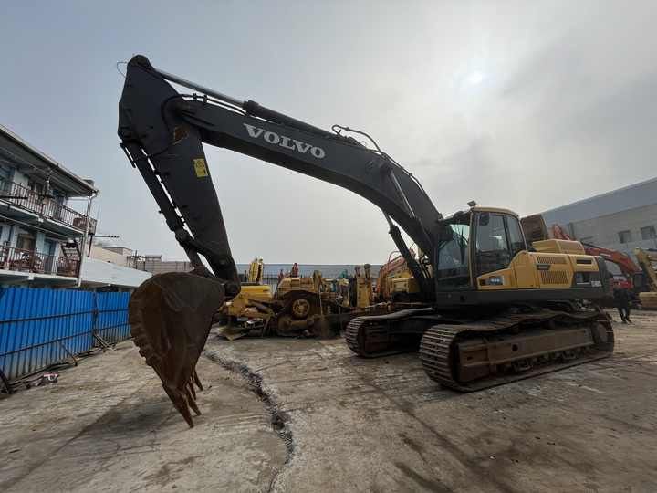 2012 Volvo EC480DL crawler excavator, side view