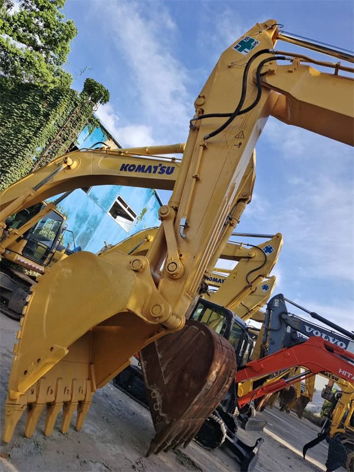 2023 Komatsu PC400-8 crawler excavator, close-up of boom and bucket